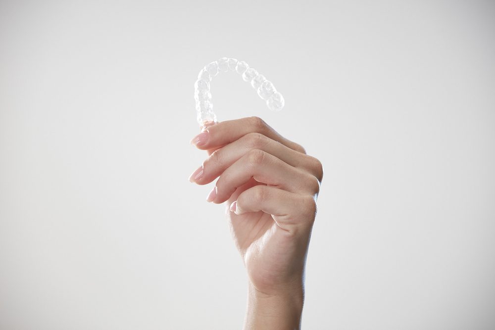 Alineador invisible KeepSmiling en la mano